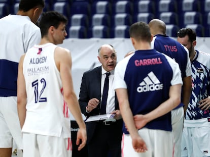 Laso da instrucciones a sus jugadores durante un tiempo muerto. acbphoto