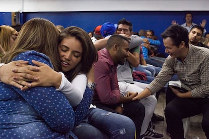 Os fiéis se abraçam durante o culto do domingo, dia 01 de março.