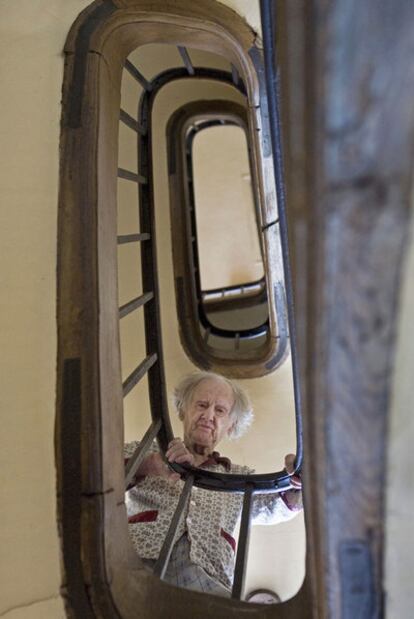 George Whitman en el edificio de su librería.