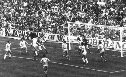 Tendillo cabecea para marcar el gol de la victoria ante el Madrid, en 1983.