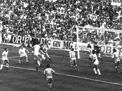 Tendillo cabecea para marcar el gol de la victoria ante el Madrid, en 1983.