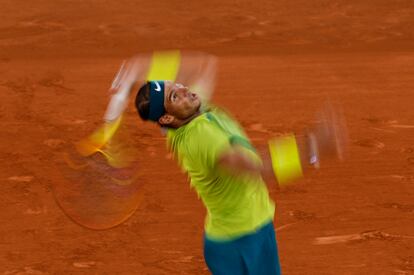 Rafa Nadal sirve tras llevarse el primer 'set' de la semifinal de Roland Garros ante Alexander Zverev.