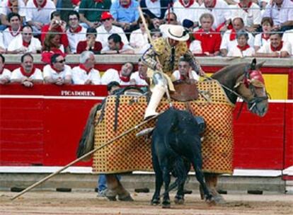 Un picador clava la segunda puya al tercero de la tarde.