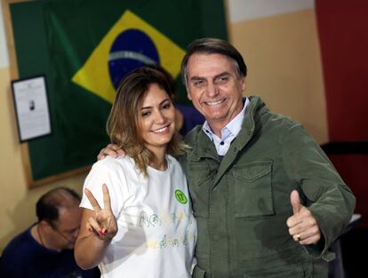 Jair Bolsonaro (derecha), candidato del PSL a la presidencia de Brasil, celebra su votación junto con su esposa Michelle, en un colegio de Río de Janeiro.