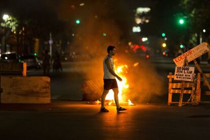 Hombre protesta por los apagones en Argentina