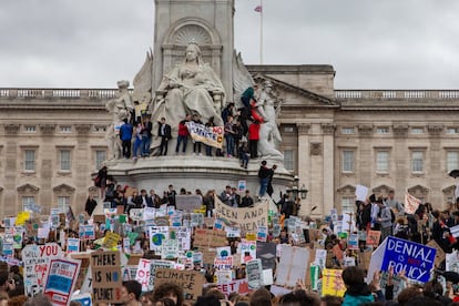 Las marchas se reprodujeron en cientos de ciudades, con lemas y consignas variados, pero siempre poniendo énfasis en la necesidad de afrontar los efectos del cambio climático. En la imagen, manifestantes estudiantes participan en la marcha frente al palacio de Buckingham en Londres.