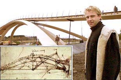 El arquitecto noruego Vebjörn Sand, ante el puente construido en Aas según el diseño de Leonardo da Vinci. Abajo, dibujo realizado por el artista italiano en 1502.