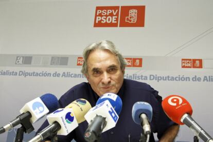El portavoz socialista Antonio Amorós, en la rueda de prensa en la que anunció su dimisión.