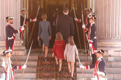  Los Reyes Felipe y Leticia y las infantas Leonor y Sofia, en las escalinatas del Congreso antes de la apertura de la XII Legislatura. 