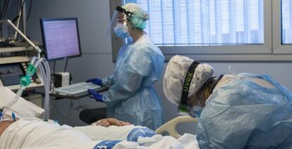 Personal sanitario atendiendo a un paciente ingresado en la Unidad de Cuidados Intensivos (UCI) para enfermos de coronavirus del Hospital Universitario Dr. Josep Trueta de Girona (Cataluña).