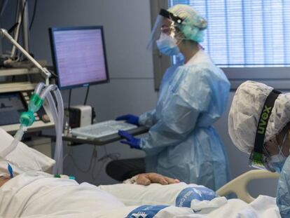 Personal sanitario atendiendo a un paciente ingresado en la Unidad de Cuidados Intensivos (UCI) para enfermos de coronavirus del Hospital Universitario Dr. Josep Trueta de Girona (Cataluña).