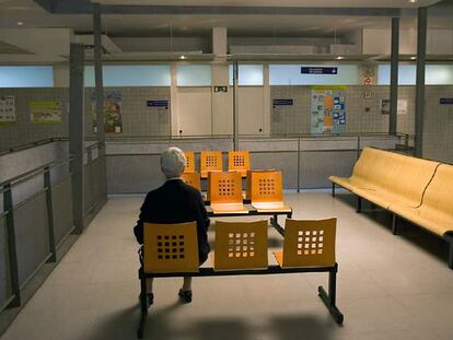 Una paciente en la sala de espera del centro de salud de San Martín de Vitoria (Álava).