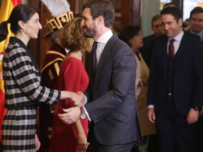 La presidenta del Senado, Pilar Llop, y el presidente del PP, Pablo Casado, se saludan en el acto de conmemoración del Día de la Constitución.