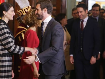 La presidenta del Senado, Pilar Llop, y el presidente del PP, Pablo Casado, se saludan en el acto de conmemoración del Día de la Constitución.