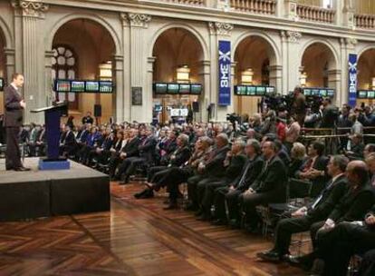 Entre los asistentes al discurso de Zapatero estaban Alierta, Botín, Goirigolzarri e Isidoro Álvarez (en la primera fila de la derecha).