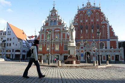 Letonia es uno de los nuevos destinos <i>bajo coste.</i> En la foto, el Ayuntamiento y un edificio gremial, en Riga.