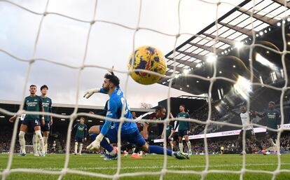 Bobby Decordova-Reid marca el segundo gol al Arsenal.