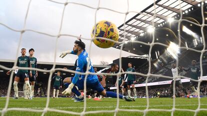Bobby Decordova-Reid marca el segundo gol al Arsenal.