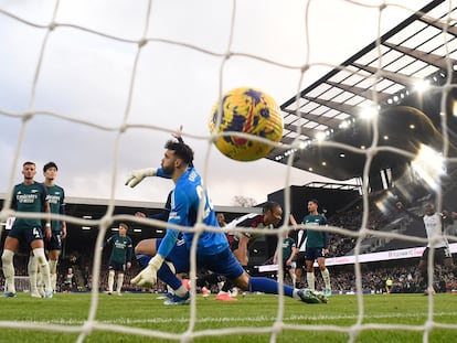 Bobby Decordova-Reid marca el segundo gol al Arsenal.