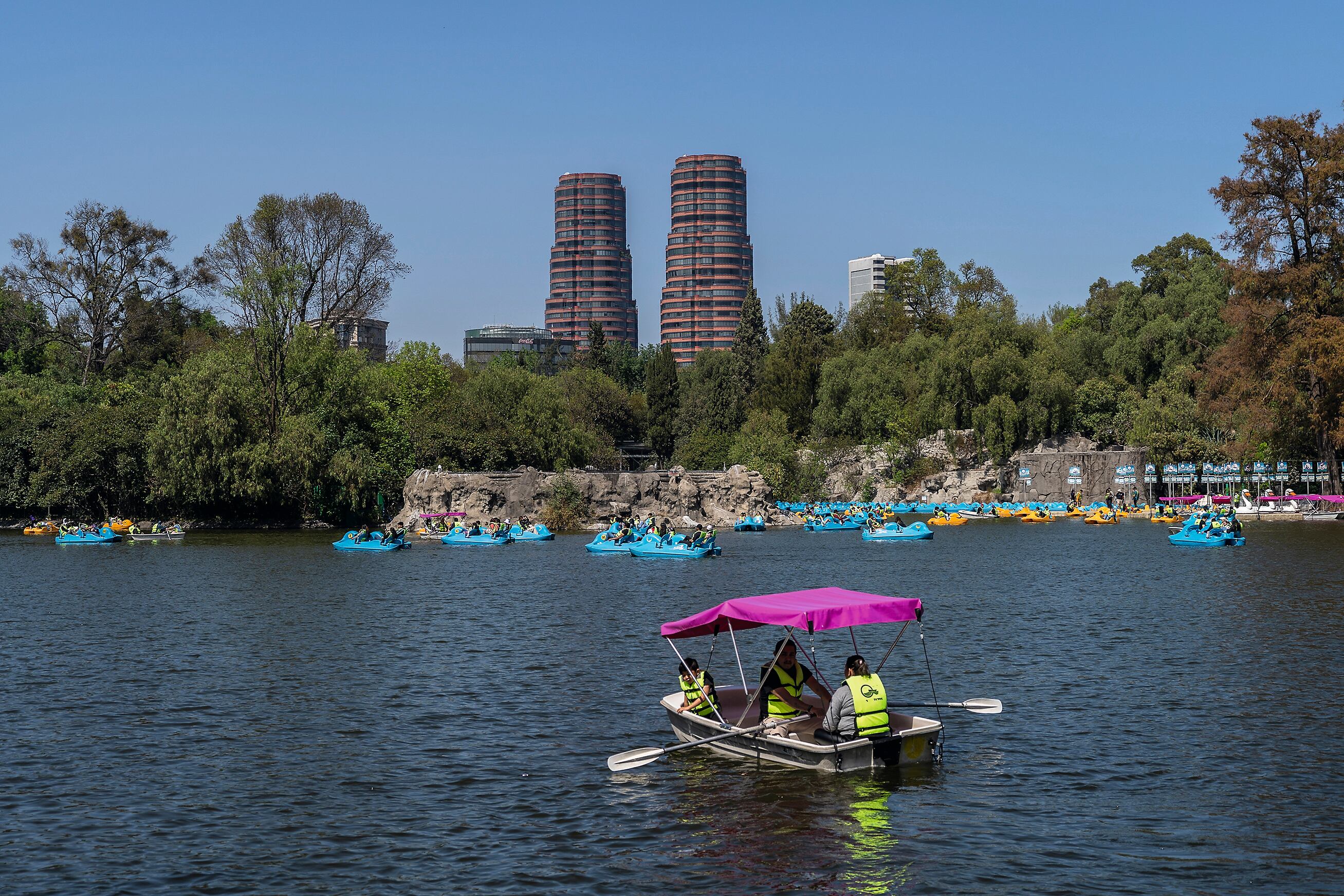 Vista del lago central de la primera sección del Bosque de Chapultepec el día 18 de febrero de 2024. El bosque de Chapultepec es el pulmón más grande de la zona metropolitana del valle de México, ha quedado al centro de la ciudad y funciona como parque recreativo y de proyectos culturales y artísticos. 