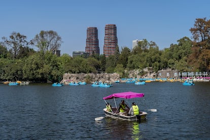 Vista del lago central de la primera sección del Bosque de Chapultepec el día 18 de febrero de 2024. El bosque de Chapultepec es el pulmón más grande de la zona metropolitana del valle de México, ha quedado al centro de la ciudad y funciona como parque recreativo y de proyectos culturales y artísticos.