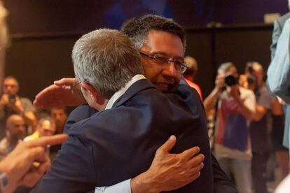 Bartomeu s&#039;abra&ccedil;a a un dels membres del seu equip.