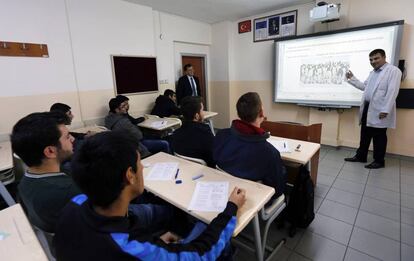 Un profesor imparte clase de Biología en un instituto de Turquía, en noviembre de 2013.