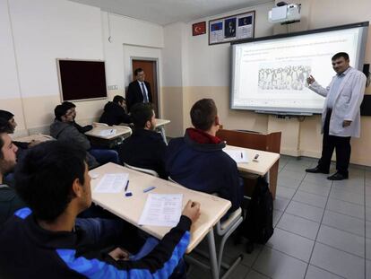 Un profesor imparte clase de Biología en un instituto de Turquía, en noviembre de 2013.
