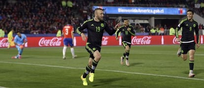 Vuoso celebra uno de sus goles a Chile. 