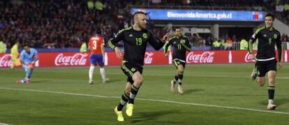 Vuoso celebra uno de sus goles a Chile.