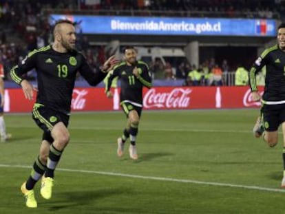 Vuoso celebra uno de sus goles a Chile. 