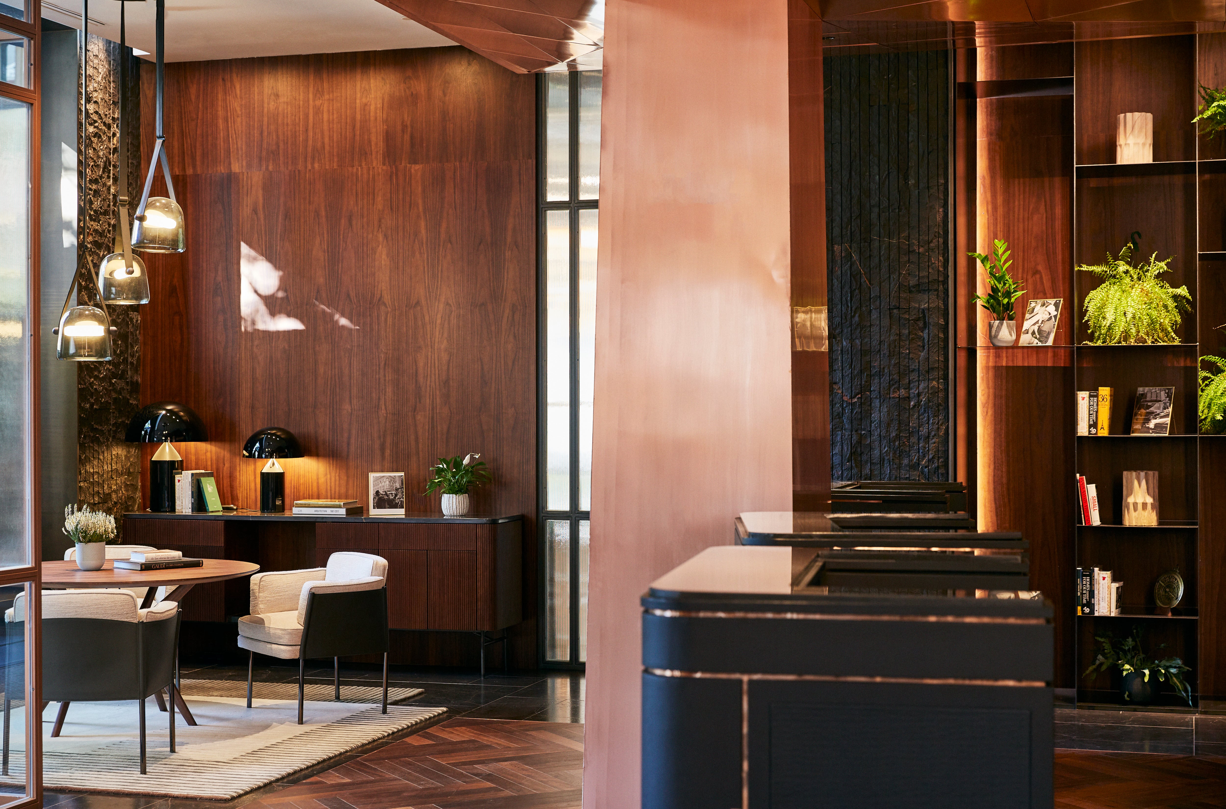 La madera de nogal domina la entrada del hotel Thompson Madrid. 