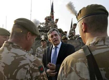 Gordon Brown habla con los soldados británicos en su base en el aeropuerto de Basora, al sur de Irak.