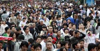 Una multitud de personas en Shanghai, en octubre de 2011.