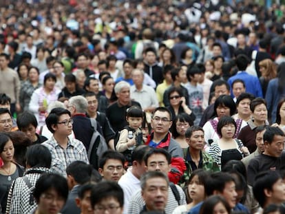 Una multitud de personas en Shanghai, en octubre de 2011.