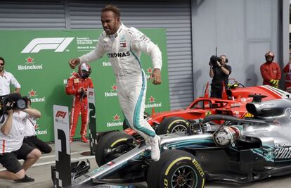 Hamilton celebra su primer puesto después de cruzar la línea de meta