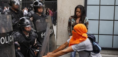 Manifestante enfrenta a polícia em Caracas.