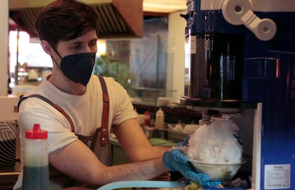 La máquina que se ha traído de Japón y produce las finas capas de hielo para el 'kakigori'.