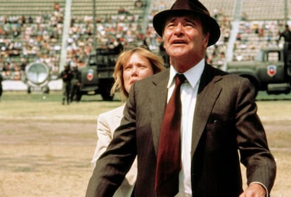 Jack Lemmon y Sissy Spacek, en una imagen de 'Missing', de Costa Gavras.