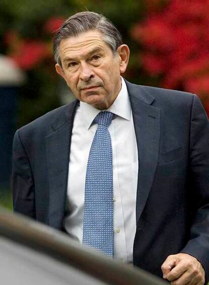 El presidente del Banco Mundial, Paul Wolfowitz, sale de su casa en Chevy Chase, Maryland (EE UU) el pasado 9 de mayo.