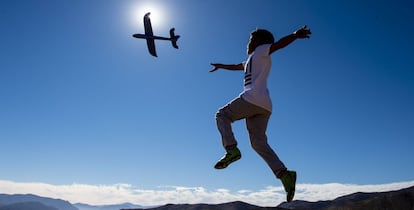 Un niño juega con un avión en el desierto de Atacama.