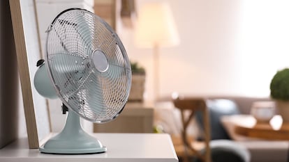 Ventilador sobre una mesa