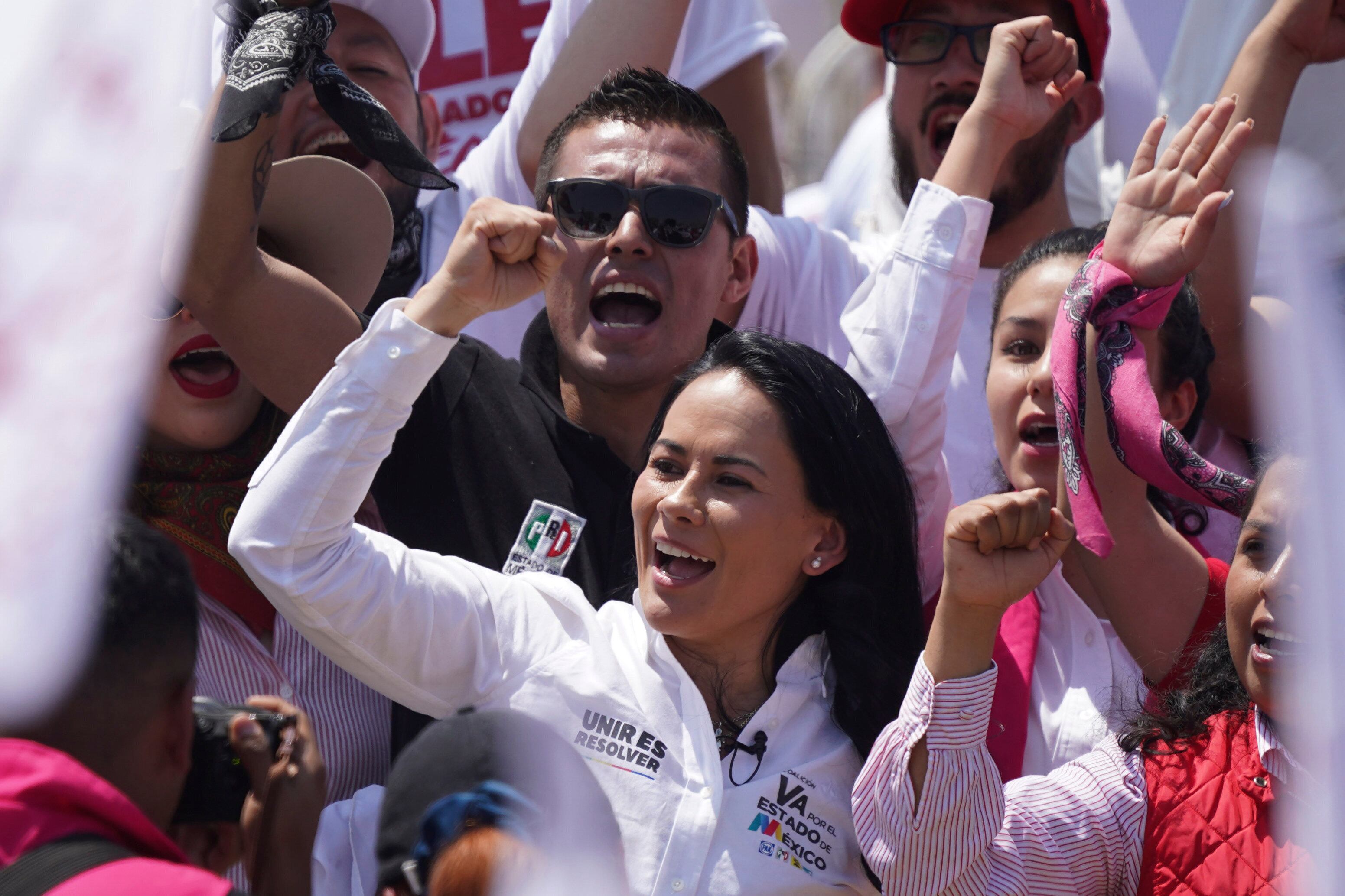 Alejandra del Moral, candidata del PRI, PAN y PRD por la gubernatura del Estado de México, durante un evento en Reyes la Paz, este lunes.