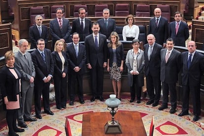 Ante los escaños vacíos y con los Príncipes en el centro, en primera fila se ha situado Bono junto a los vicepresidentes de la Mesa, Teresa Cunillera (PSOE), Ana Pastor (PP), Jorge Fernández Díaz (PP) y Jordi Jané (CiU); y los secretarios de este órgano Javier Barrero (PSOE), José Ramón Beloki (PNV), Ignacio Gil Lázaro (PP) y Celia Villalobos (PP). Tras ellos se han colocado los portavoces, a los que se ha unido el ministro de la Presidencia, Ramón Jáuregui, como responsable de relaciones con las Cortes.