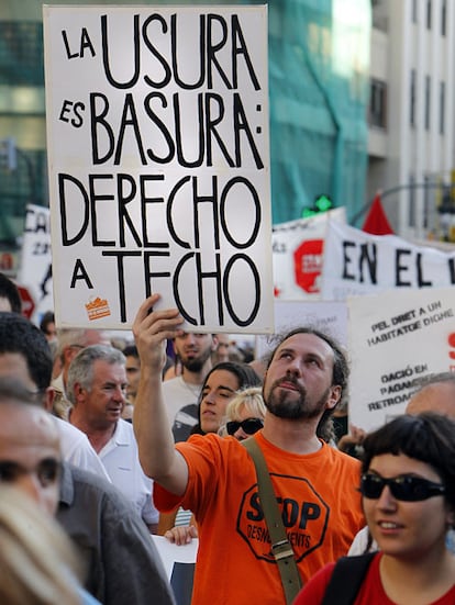 Durante la protesta en Valencia, los manifestantes dirigieron su indignación hacia los bancos que se toparon en el camino.