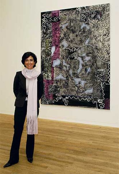 Paloma Botín, junto a <i>Bilingual</i> (1998-1999), de Juan Uslé, en la Tate Modern.