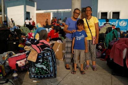 Teresa Amaro, de 83 anos, oriunda de Barquisimeto é retratada com a filha Maite Pérez, de 43, e seu neto Edwar Custo, de 7, antes de continuar sua viagem ao Peru. Teresa se recusava a sair do país, mas depois de sofrer um ataque cardíaco e diante da dificuldade para encontrar medicamentos, cedeu ao pedido de sua filha para emigrar. Em sua casa já não contavam com eletricidade nem gás para cozinhar.