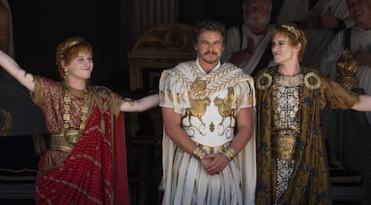 El general al que da vida Pedro Pascal, entre los emperadores en ‘Gladiador II'.
