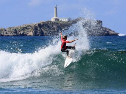 Un surfista durante el Festival de Surf, Skate y Música de la Escuela Cántabra de Surf de Somo (Cantabria).