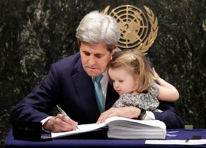 John Kerry, entonces secretario de Estado de EE UU, firma el Acuerdo de París junto a su nieta en una ceremonia en la sede de la ONU en abril de 2016.